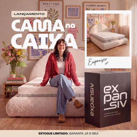 Cama de casal Luna na caixa recém-expandida no quarto pronta para dormir