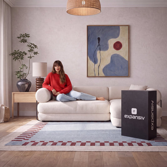 Sofá cama Expansiv em bouclê linho posicionado em sala de apartamento